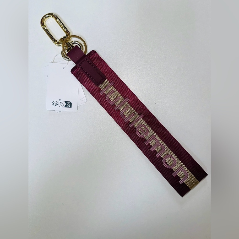 Lululemon Never Lost Keychain, NWT Deluxe Gold Bone